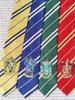 Corbata larga con diseño de manos que rodean a la escuela Hogwarts de Harry Potter, roja, verde, azul y amarilla, de poliéster y seda.