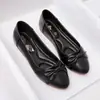 Mocasines de piel suave para mujer 2026 otoño nuevo estilo poco profundos versátiles zapatos de suela blanda para mujeres embarazadas y madres zapatos planos profesionales