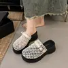 Pantuflas huecas de punta cerrada para mujer, nuevo estilo verano 2025, suela gruesa, versátiles, transpirables, casuales, a la moda, medias pantuflas