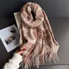 Novo Cachecol Xadrez Moda Outono e Inverno Quente Xale Feminino Versátil Roupa de Trabalho Fio de Aro com Franja Cachecol de Imitação de Caxemira