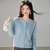 Chaqueta corta de suéter suave y acogedora 100% lana para mujer con bordado floral, atuendo súper estiloso de dopamina, cárdigan de punto