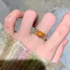 Anillo de Lujo Ligero Estilo Palacio Retro Diamante Naranja Corte Redondo Versión Ancha Tendencia Nacional Diseño de Nicho Anillo para Dedo Índice Exquisito de Alta Gama