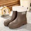 Zapatos de agua de media pantorrilla nuevos y modernos, estilo coreano, engrosados y resistentes al desgaste, impermeables y antideslizantes para mujer, con forro de algodón añadido para mayor calidez, adecuados para el clima lluvioso de otoño e invierno.