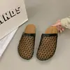 Meias Pantufas Vazadas Tecidas Populares para Mulheres, Novo Estilo Verão 2026, Sandálias Planas Respiráveis de Malha Ultra-Tendência com Biqueira Fechada