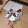 Sapatos de Couro para Meninas Estilo Coreano Pequenas Pérolas Perfumadas Sapatos de Princesa Primavera 2025 Novos Sapatos Baixos de Feijão para Meninas Tendência