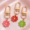Llavero colgante de aleación con diseño de margarita estilo goteo de aceite, anilla en D dorada, charm de flor multicolor, accesorios para manualidades, venta al por mayor