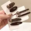 Clipe de Bico de Pato Cor de Chocolate Estampa de Leopardo Novo Primavera/Verão 2025 Grampo de Cabelo Moda Coreana Cor de Café com Pérola Clipe Lateral para Mulheres