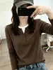 Elegante y estilosa camiseta de dos piezas de manga larga para mujer, en color café, con cuello redondo y botones, un top de moda y único para otoño