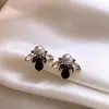 Brincos de pérola em formato de gota cravejados de diamantes, estilo retrô escuro, elegantes e refinados, com um toque moderno e luxuoso
