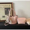 Bolso Cubo de Nicho Estilo Coreano para Mujer Nuevo Modelo 2026 con Acabado de Alta Gama, Bolso de Mano Sencillo con Patrón de Lichi, Bolso de Hombro y Cruzado de Lujo Ligero