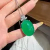 Novo Pingente de Ovo de Pomba Grande Estilo Chinês Colar de Calcedônia Verde Gelo Alto Banhado Cravejado com Diamantes Completos Sensação de Alto Padrão Pingente Estilo Chinês Pedra de Jade