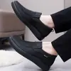 2026 Nuevos Zapatos de Malla Transpirable de Verano para Hombre Punta Redonda Simple Zapatos Casuales para Personas de Mediana Edad y Mayores Venta al por Mayor en Tienda Física Fuente de Artículos Más Vendidos