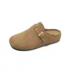 Mules fechadas estilo Birkenstock com fivela retrô e confortáveis para mulheres, novo modelo outono 2026, com aumento interno de altura e sola plataforma grossa