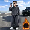 Conjunto de Chaleco de Felpa Plus para Niños Invierno 2026 Nuevo Conjunto de Tres Piezas Grueso Estilo Otoño/Invierno Guapo para Niños Medianos y Mayores Moderno