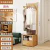 Mesita de noche con perchero integrado, madera maciza, independiente, para uso doméstico en el dormitorio, pequeño almacenamiento multifuncional y perchero