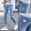 Jeans para Hombre Estilo Coreano Modernos Ajustados Pierna Cónica Marca de Moda Pantalones Elásticos para Hombre Jóvenes Versátiles Casuales Pantalones Cortos Rasgados