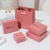 Caja de joyería de dos piezas texturizada en cuero rosa al por mayor, caja simple para anillos, caja de regalo para empaque de joyería de collares y pulseras