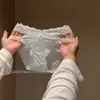 Bragas de encaje estilo japonés con un lazo, con un diseño calado, una estética juvenil y romántica, y un ajuste fino que realza la figura en blanco