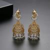 Pendientes de perlas Jinse Bell con incrustaciones de cobre y circonitas, pendientes de estilo nacional hueco de moda retro transfronteriza europea y americana.