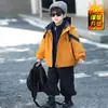 Casaco Infantil Outono Inverno Estilo 2026 Novo Estilo Jaqueta com Capuz 3 em 1 Menino Bebê Acolchoado Espessado Top
