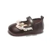 Sapatos de princesa para meninas, nova coleção 2026, sapatos pequenos de couro, prateados, sola macia, sapatos infantis da moda, design de coelho de desenho animado, estilo coreano