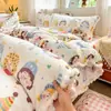 2026 Nuevo Juego de Ropa de Cama de Leche con Pompón Estilo Lindo, Funda de Edredón, Sábana Ajustable, Juego de Cuatro Piezas