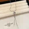 Colar Pingente Minimalista com Franjas e Cravejado de Diamantes, Estilo Fashion de Luxo Leve, Corrente para Clavícula com um Toque Único de Alto Padrão, Joias Versáteis para Atacado