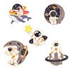 Broche de astronauta japonés con diseño de planeta espacial, insignia de metal con diseño de astronauta, accesorio colgante para bolso de estudiante masculino y femenino.
