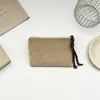 Nova porta-moedas de veludo cotelê com bolinhas, uma bolsa portátil para batom e maquiagem para mulheres, apresentando um design fofo e grande capacidade de armazenamento.