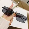Óculos de Sol Design Quadrado High-End Retrô, Emagrecedores e Versáteis, Armações de Metal, Óculos de Sol Simples