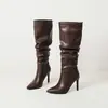 Botas de couro de cano alto com bico fino, tamanho grande, para outono e inverno, com solas de borracha macia, leves, fáceis de calçar, de salto alto, cor sólida, bico fino, botas femininas estilo Martin