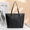 2025 Nova Bolsa Tote Moda Bolsa de Ombro Bordada Bolsa de Mão Personalizada Bolsa Doce para o Trabalho Comércio Exterior Atacado Transfronteiriço