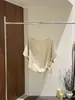 Hoo Top Asimétrico de Hombro con Abertura Lateral y Nudo, Estilo Versátil y Relajado, Blusa de Verano Nuevo Estilo Francés Csa895