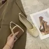 Elegantes sapatilhas de couro macio e sola macia em estilo francês para mulheres, nova coleção outono 2026, sapatos baixos para combinar com saias, sapatos confortáveis para mães, sapatos para avós