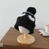Gorro de inverno para crianças, gorro de tricô com pompom e design de coração, proteção para as orelhas, espessado, borda dobrada, gorro moderno à prova de vento para meninos e meninas