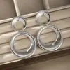 Brincos de argola dupla listrados, moda europeia e americana, versáteis, exagerados, palco de boate, brincos estilo celebridade da internet, atacado