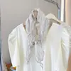 Estilo japonês e coreano Ins Style Pleated Small Silk Scarf Estilo Pastoral Feminino Contraste Cor Flor Pequeno Lenço Foto de Viagem Cachecol de Diamante