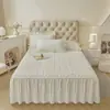 Juego de tres piezas de falda de cama acolchada de una sola pieza de algodón lavado de color sólido estilo coreano, de alta gama y elegante con borde de falda, protector de cubierta de cama antideslizante