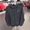 Jaqueta corta-vento esportiva masculina para primavera e outono, secagem rápida, tecido trançado, modelagem solta, jaqueta para corrida, esportes, à prova de vento, treinamento de atletismo