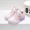 Tênis esportivo infantil feito à máquina com face em couro, tamanhos 26-31, tênis de desenho animado com luzes para meninas, atacado 6718