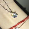 Colar com pingente de corrente de clavícula simples e fresco feminino, clássico, moissanite branca, seis garras, simulação de diamante de 2 quilates, banhado a ouro 18K