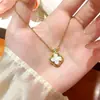 Novo produto de verão: Colar de aço titânio com trevo de quatro folhas banhado a ouro para mulheres, corrente delicada para clavícula com incrustação de zircônia, joia de alta qualidade