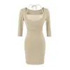 Vestido de dos piezas puramente sexy con colores contrastantes, cuello halter y corte ajustado, adecuado para otoño, con una minifalda ajustada al cuerpo