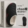 Chinelos de algodão impermeáveis para mulheres, novo estilo outono/inverno 2026, espessados e forrados com fleece para aquecimento, antiderrapantes, adequados para uso externo, com sola macia