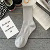 Calcetines de media pantorrilla para hombre para primavera y otoño, transpirables, absorbentes de sudor, antibacterianos, resistentes al olor, calcetines deportivos largos para jóvenes, calcetines de color liso