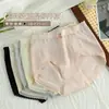 Roupas íntimas femininas apoiam a entrega transfronteiriça de uma peça