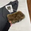 Bolsa de Ombro Feminina da Moda 2025 Inverno Nova Bolsa de Axila com Corrente Bolsa de Jantar Pelúcia de Alto Valor