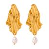 Brincos Retro Palace High-end Plissados Irregulares Simples Temperamento Brincos de Pérola de Água Doce Aço Titânio Banhado a Ouro