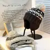 Novo chapéu de lã japonês vintage da Coreia do Sul aquecido com proteção para as orelhas, chapéu de tricô jacquard com pompom feminino para outono e inverno