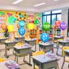 Começamos a escola, mesa de sala de aula, balões flutuantes, atmosfera de atividade do festival de jardim de infância, cena, fantasia e arranjo